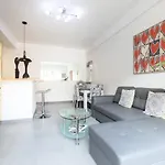 Lägenhet Beautiful & Spacious 2 Bed Near Center