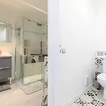 Beautiful & Spacious 2 Bed Near Center * Nice