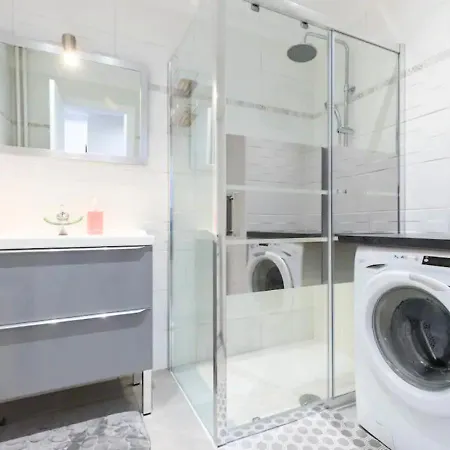 Beautiful & Spacious 2 Bed Near Center 아파트 니스