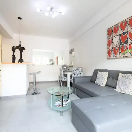 아파트 Beautiful & Spacious 2 Bed Near Center