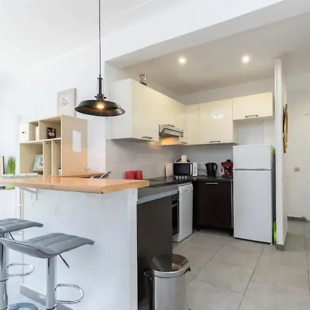 Beautiful & Spacious 2 Bed Near Center 아파트 *