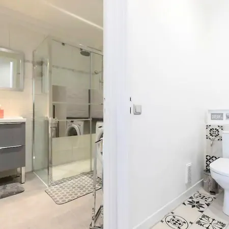 Beautiful & Spacious 2 Bed Near Center * 니스