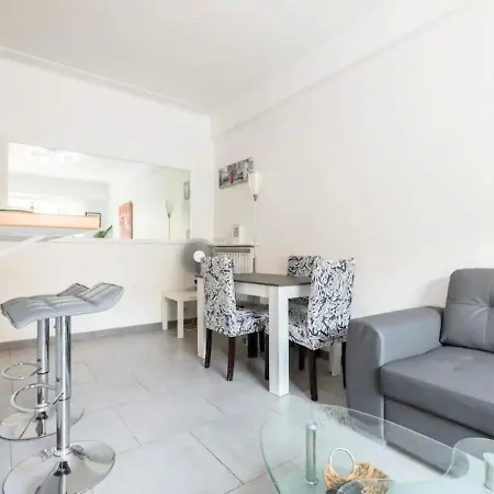 Beautiful & Spacious 2 Bed Near Center 아파트 *