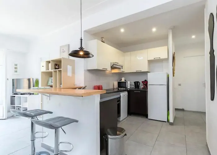 Beautiful & Spacious 2 Bed Near Center Appartamento *