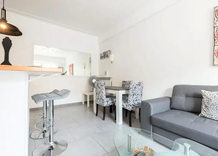 Beautiful & Spacious 2 Bed Near Center Appartamento *