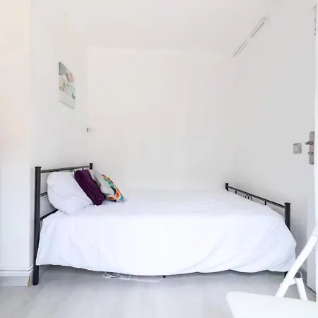 Beautiful & Spacious 2 Bed Near Center Apartamento