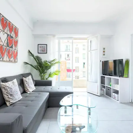 Beautiful & Spacious 2 Bed Near Center Apartamento