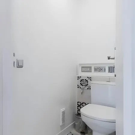 Beautiful & Spacious 2 Bed Near Center * Nice