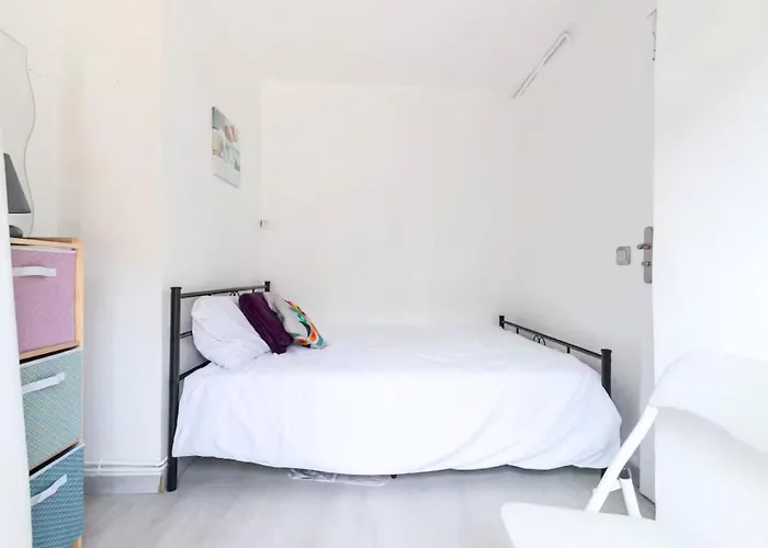 Beautiful & Spacious 2 Bed Near Center Apartamento