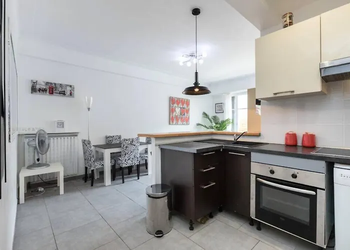 Beautiful & Spacious 2 Bed Near Center *