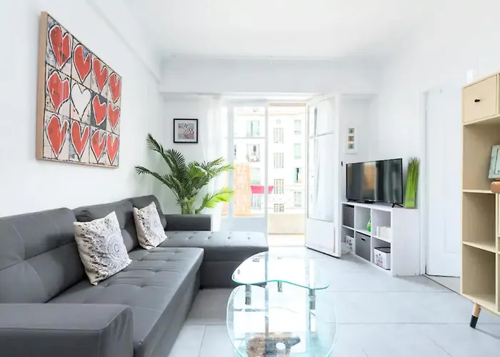Beautiful & Spacious 2 Bed Near Center Apartamento