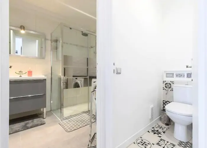 Beautiful & Spacious 2 Bed Near Center * Niza