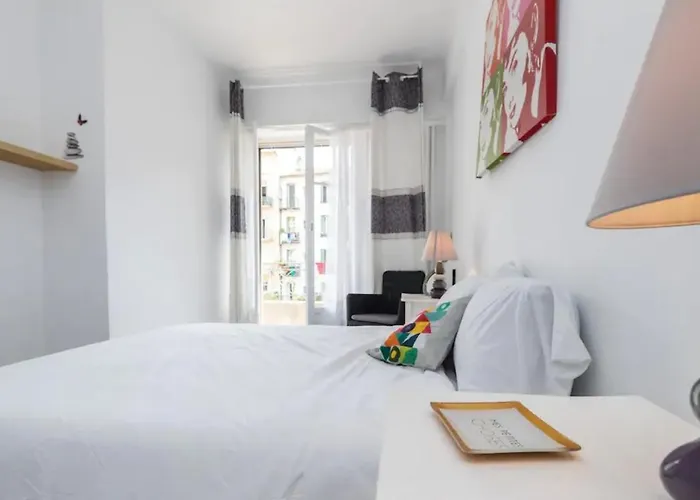 Beautiful & Spacious 2 Bed Near Center شقة