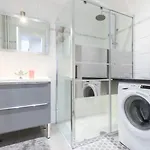 Beautiful & Spacious 2 Bed Near Center Lägenhet Nice