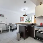 Beautiful & Spacious 2 Bed Near Center *