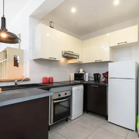 Beautiful & Spacious 2 Bed Near Center アパート *