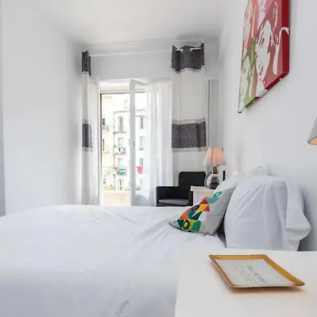 Beautiful & Spacious 2 Bed Near Center アパート