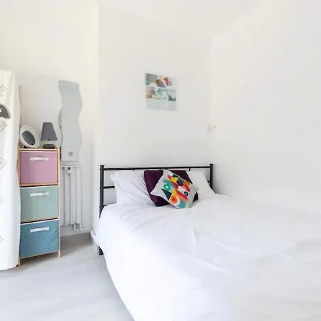 Beautiful & Spacious 2 Bed Near Center アパート ニース