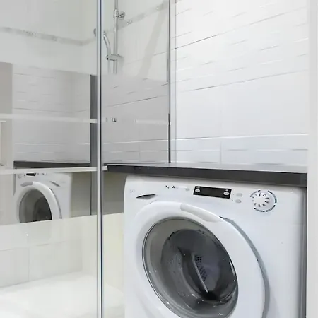 Beautiful & Spacious 2 Bed Near Center דירה